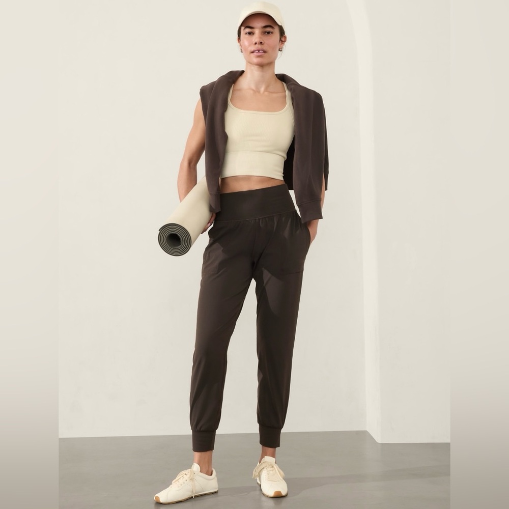 NWT-Athleta Truffle Salutation Jogger, Small